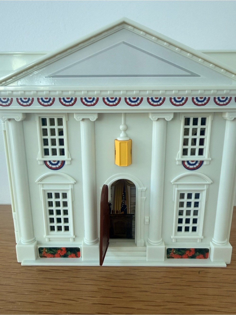 White House Replica Playset with 42 President Figurines